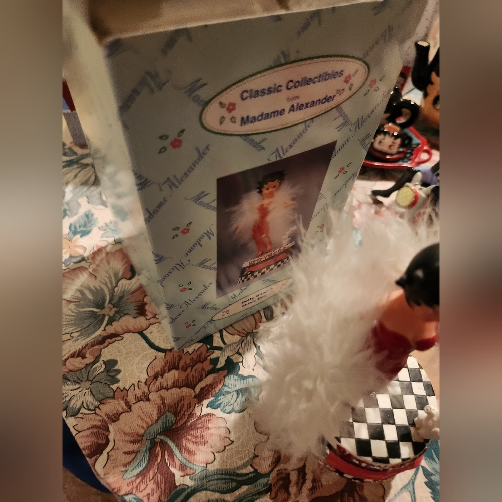 Madame Alexander Betty Boop Music Box - Picture 5 of 5